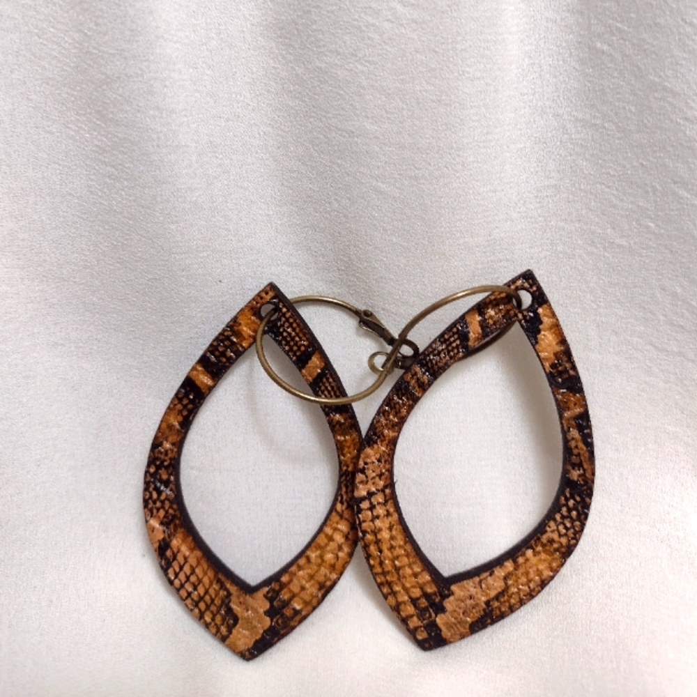 Adorable earrings 👀
